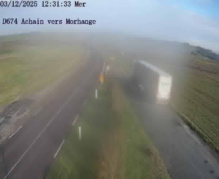 <h2>Caméra de trafic sur D674 (France) à Achain, orientée vers Morhange, permettant d’évaluer fluidité, incidents et densité automobile.</h2>