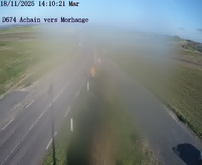 <h2>Caméra de trafic sur D674 (France) à Achain, orientée vers Morhange, permettant d’évaluer fluidité, incidents et densité automobile.</h2>