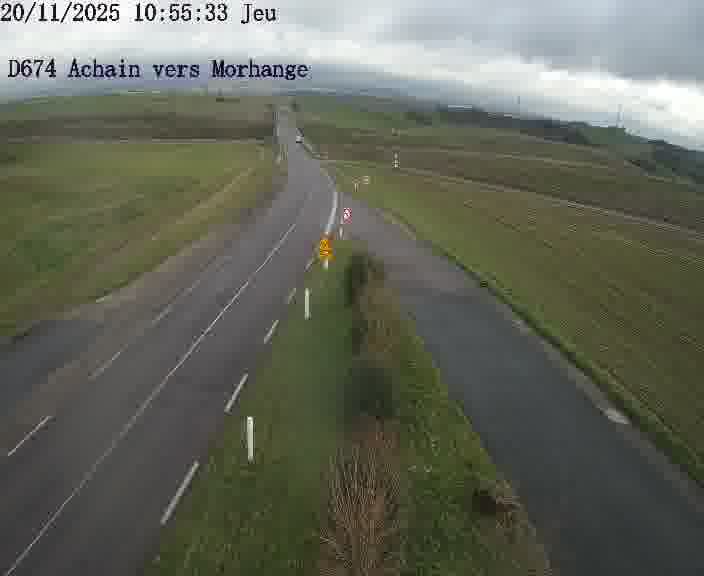 <h2>Caméra de trafic sur D674 (France) à Achain, orientée vers Morhange, permettant d’évaluer fluidité, incidents et densité automobile.</h2>