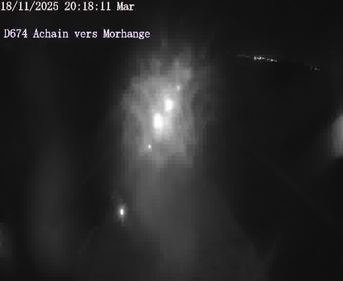 <h2>Caméra de trafic sur D674 (France) à Achain, orientée vers Morhange, permettant d’évaluer fluidité, incidents et densité automobile.</h2>