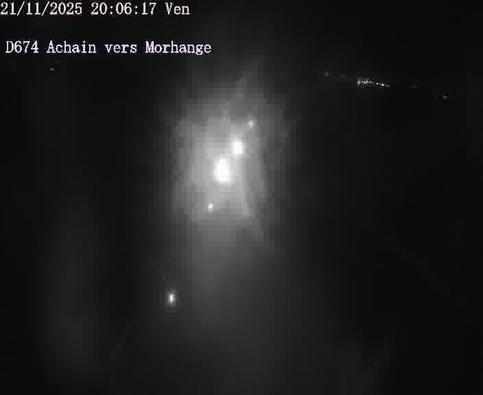 <h2>Caméra de trafic sur D674 (France) à Achain, orientée vers Morhange, permettant d’évaluer fluidité, incidents et densité automobile.</h2>