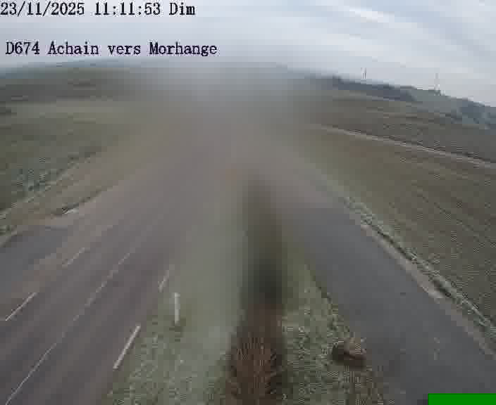 <h2>Caméra de trafic sur D674 (France) à Achain, orientée vers Morhange, permettant d’évaluer fluidité, incidents et densité automobile.</h2>