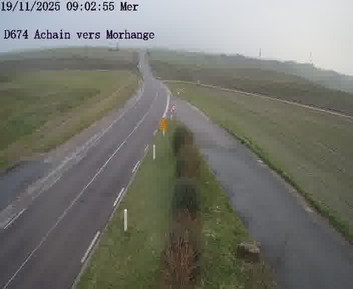 <h2>Caméra de trafic sur D674 (France) à Achain, orientée vers Morhange, permettant d’évaluer fluidité, incidents et densité automobile.</h2>