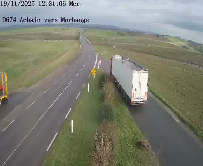 <h2>Caméra de trafic sur D674 (France) à Achain, orientée vers Morhange, permettant d’évaluer fluidité, incidents et densité automobile.</h2>