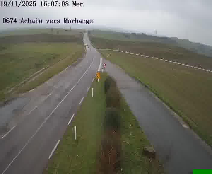 <h2>Caméra de trafic sur D674 (France) à Achain, orientée vers Morhange, permettant d’évaluer fluidité, incidents et densité automobile.</h2>