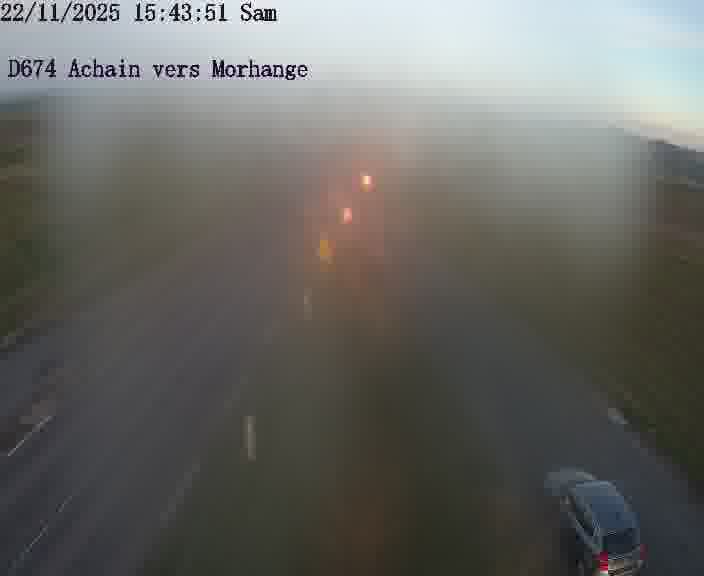 <h2>Caméra de trafic sur D674 (France) à Achain, orientée vers Morhange, permettant d’évaluer fluidité, incidents et densité automobile.</h2>