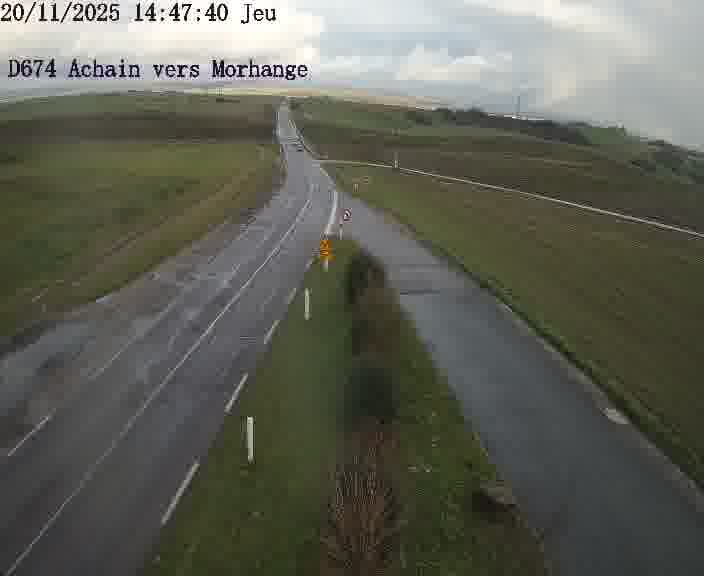 <h2>Caméra de trafic sur D674 (France) à Achain, orientée vers Morhange, permettant d’évaluer fluidité, incidents et densité automobile.</h2>