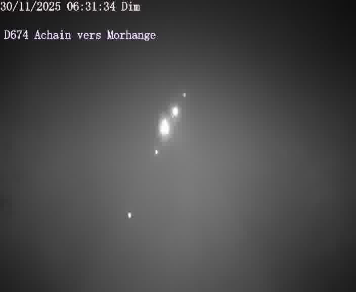 <h2>Caméra de trafic sur D674 (France) à Achain, orientée vers Morhange, permettant d’évaluer fluidité, incidents et densité automobile.</h2>
