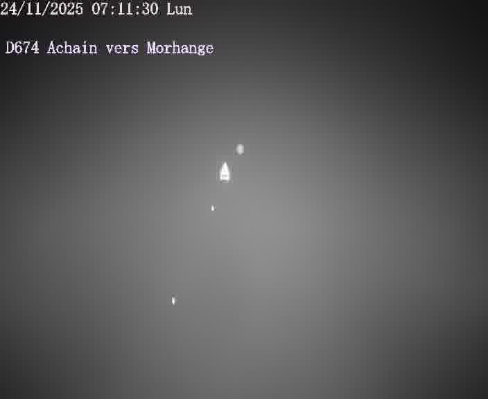 <h2>Caméra de trafic sur D674 (France) à Achain, orientée vers Morhange, permettant d’évaluer fluidité, incidents et densité automobile.</h2>