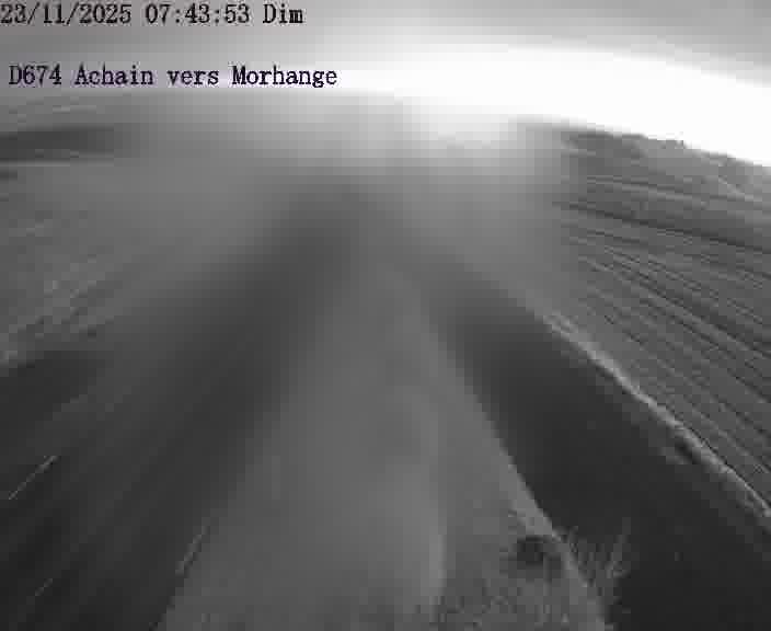 <h2>Caméra de trafic sur D674 (France) à Achain, orientée vers Morhange, permettant d’évaluer fluidité, incidents et densité automobile.</h2>