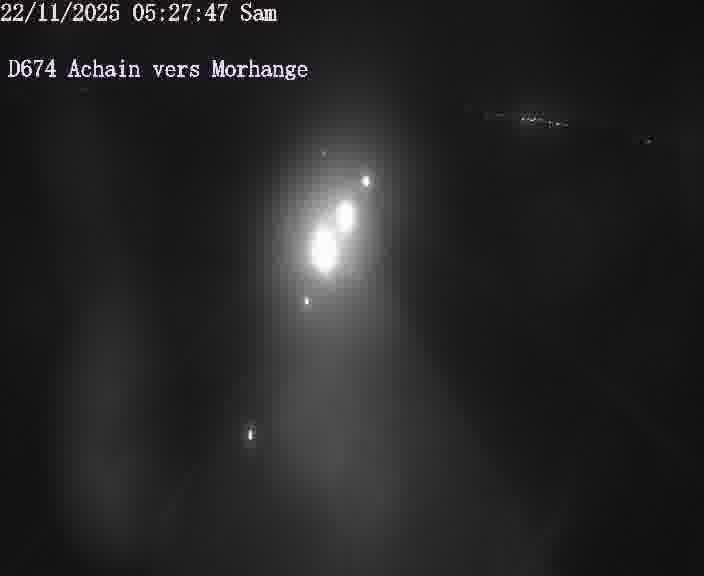 <h2>Caméra de trafic sur D674 (France) à Achain, orientée vers Morhange, permettant d’évaluer fluidité, incidents et densité automobile.</h2>