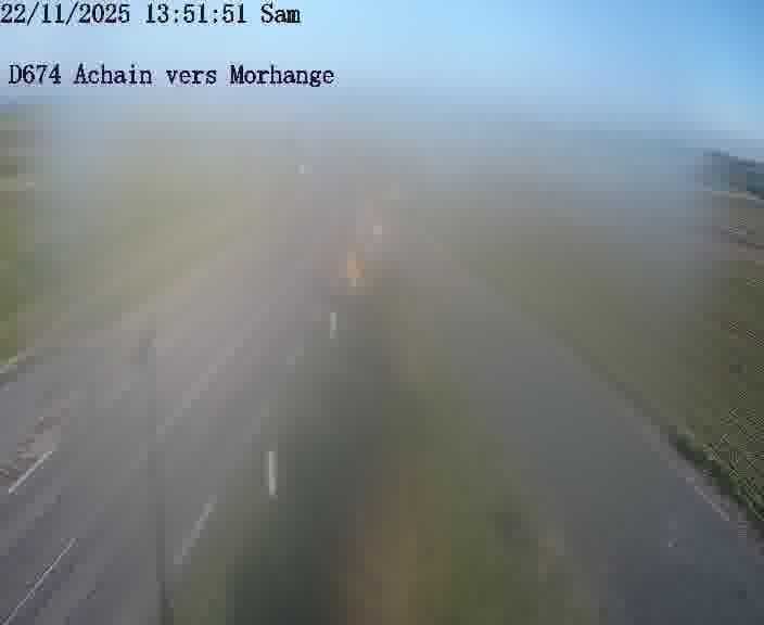 <h2>Caméra de trafic sur D674 (France) à Achain, orientée vers Morhange, permettant d’évaluer fluidité, incidents et densité automobile.</h2>
