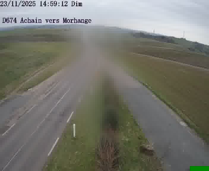<h2>Caméra de trafic sur D674 (France) à Achain, orientée vers Morhange, permettant d’évaluer fluidité, incidents et densité automobile.</h2>