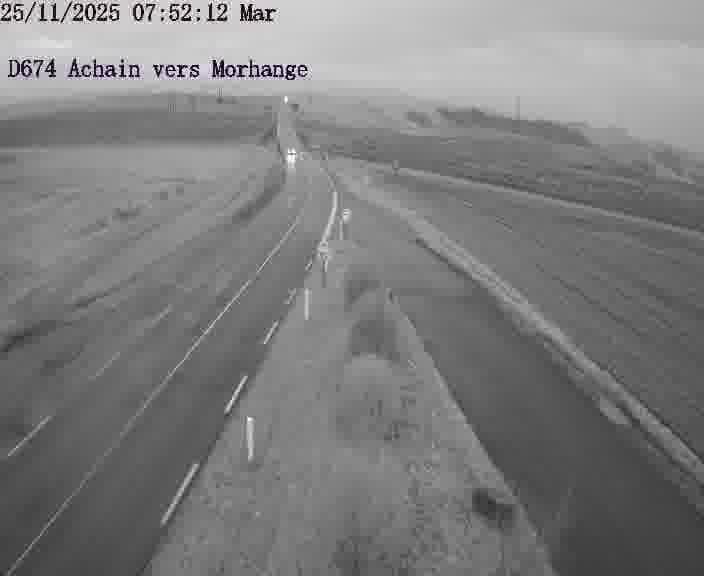 Caméra de trafic sur D674 (France) à Achain, orientée vers Morhange, permettant d’évaluer fluidité, incidents et densité automobile.