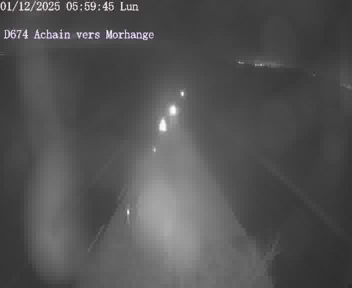 <h2>Caméra de trafic sur D674 (France) à Achain, orientée vers Morhange, permettant d’évaluer fluidité, incidents et densité automobile.</h2>