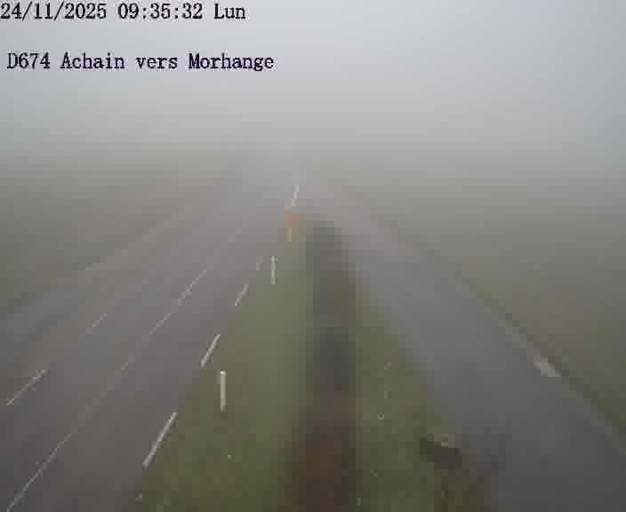 <h2>Caméra de trafic sur D674 (France) à Achain, orientée vers Morhange, permettant d’évaluer fluidité, incidents et densité automobile.</h2>
