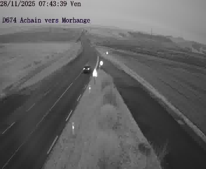 <h2>Caméra de trafic sur D674 (France) à Achain, orientée vers Morhange, permettant d’évaluer fluidité, incidents et densité automobile.</h2>