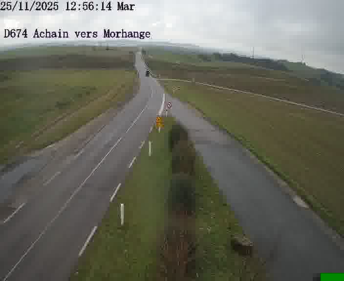 <h2>Caméra de trafic sur D674 (France) à Achain, orientée vers Morhange, permettant d’évaluer fluidité, incidents et densité automobile.</h2>