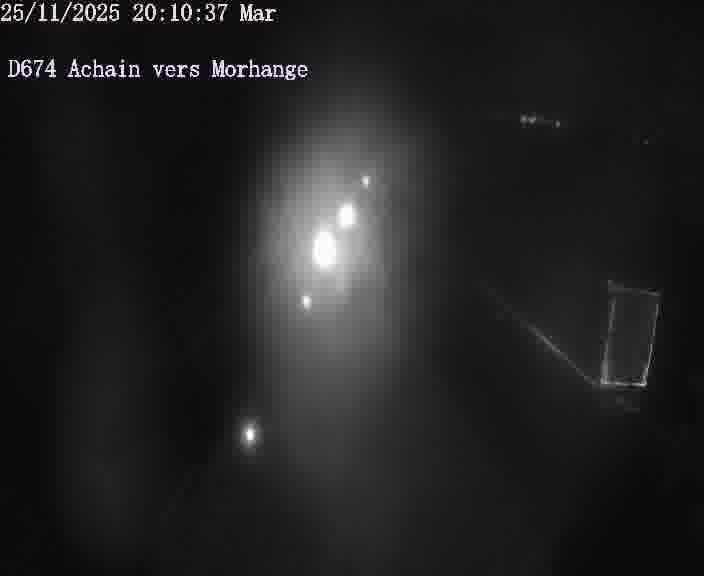 <h2>Caméra de trafic sur D674 (France) à Achain, orientée vers Morhange, permettant d’évaluer fluidité, incidents et densité automobile.</h2>