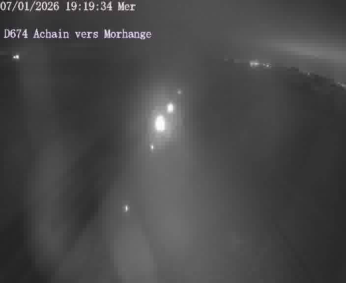 Caméra de trafic sur D674 (France) à Achain, orientée vers Morhange, permettant d’évaluer fluidité, incidents et densité automobile.