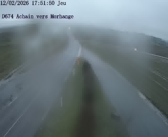 Caméra de trafic sur D674 (France) à Achain, orientée vers Morhange, permettant d’évaluer fluidité, incidents et densité automobile.