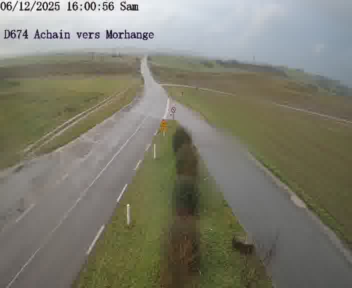 <h2>Caméra de trafic sur D674 (France) à Achain, orientée vers Morhange, permettant d’évaluer fluidité, incidents et densité automobile.</h2>