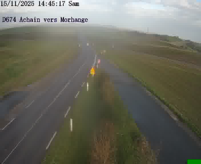 <h2>Caméra de trafic sur D674 (France) à Achain, orientée vers Morhange, permettant d’évaluer fluidité, incidents et densité automobile.</h2>