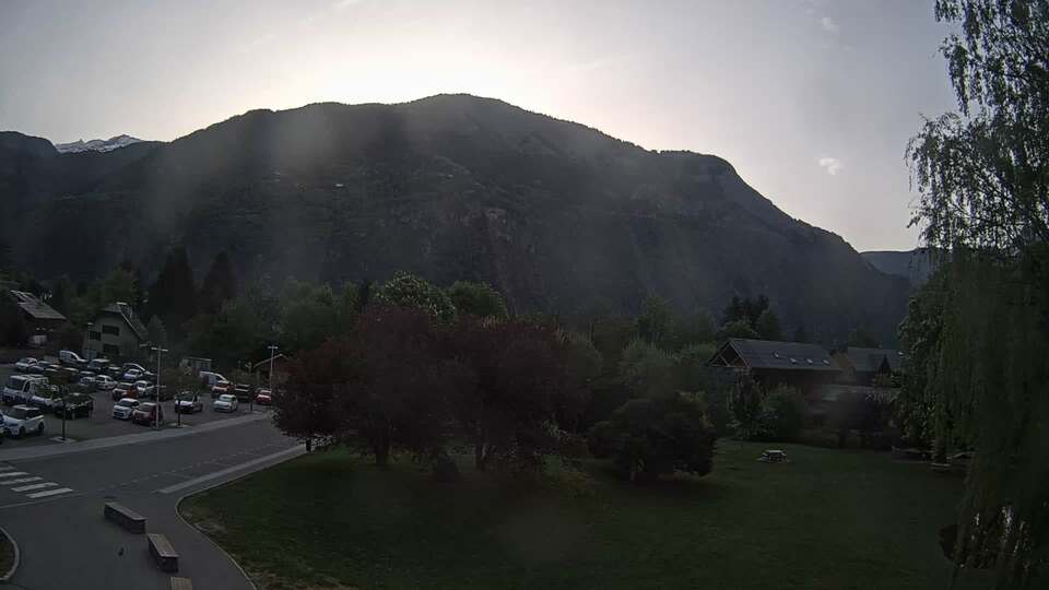 Webcam au niveau de la mairie du village du Bourg d'Oisans, aux pieds de l'Alpe d'Huez et aux portes du parc des Écrins