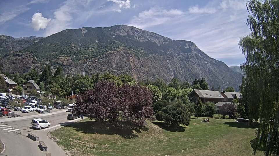 <h2>Webcam au niveau de la mairie du village du Bourg d'Oisans, aux pieds de l'Alpe d'Huez et aux portes du parc des Écrins</h2>