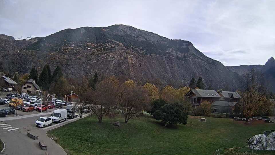 <h2>Webcam au niveau de la mairie du village du Bourg d'Oisans, aux pieds de l'Alpe d'Huez et aux portes du parc des Écrins</h2>