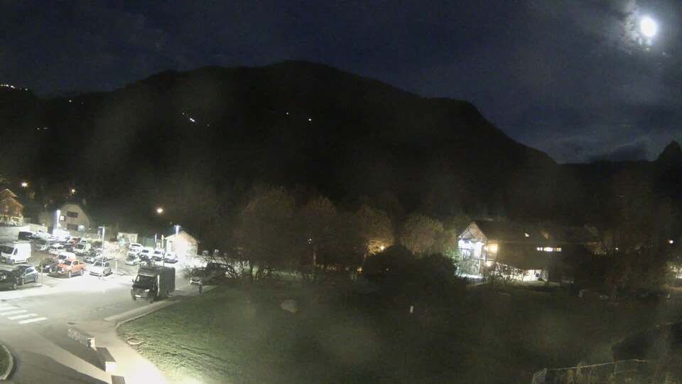 <h2>Webcam au niveau de la mairie du village du Bourg d'Oisans, aux pieds de l'Alpe d'Huez et aux portes du parc des Écrins</h2>