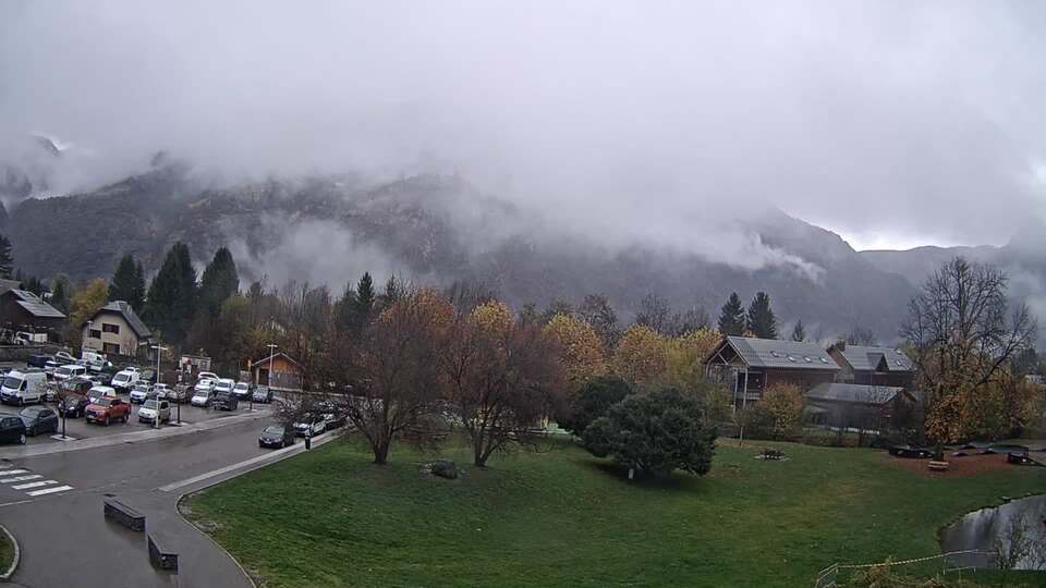 <h2>Webcam au niveau de la mairie du village du Bourg d'Oisans, aux pieds de l'Alpe d'Huez et aux portes du parc des Écrins</h2>