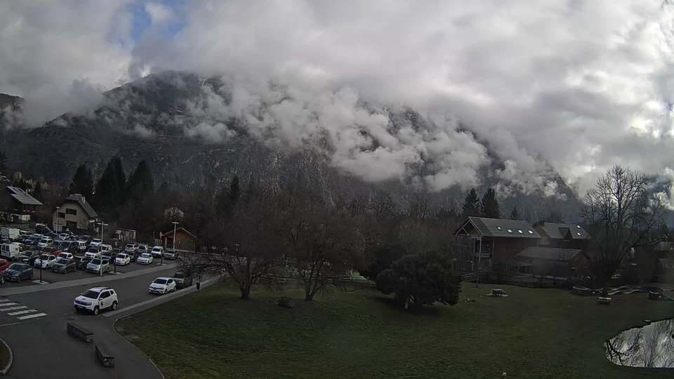 <h2>Webcam au niveau de la mairie du village du Bourg d'Oisans, aux pieds de l'Alpe d'Huez et aux portes du parc des Écrins</h2>