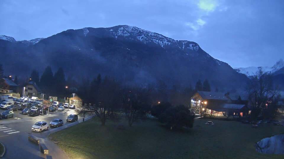<h2>Webcam au niveau de la mairie du village du Bourg d'Oisans, aux pieds de l'Alpe d'Huez et aux portes du parc des Écrins</h2>