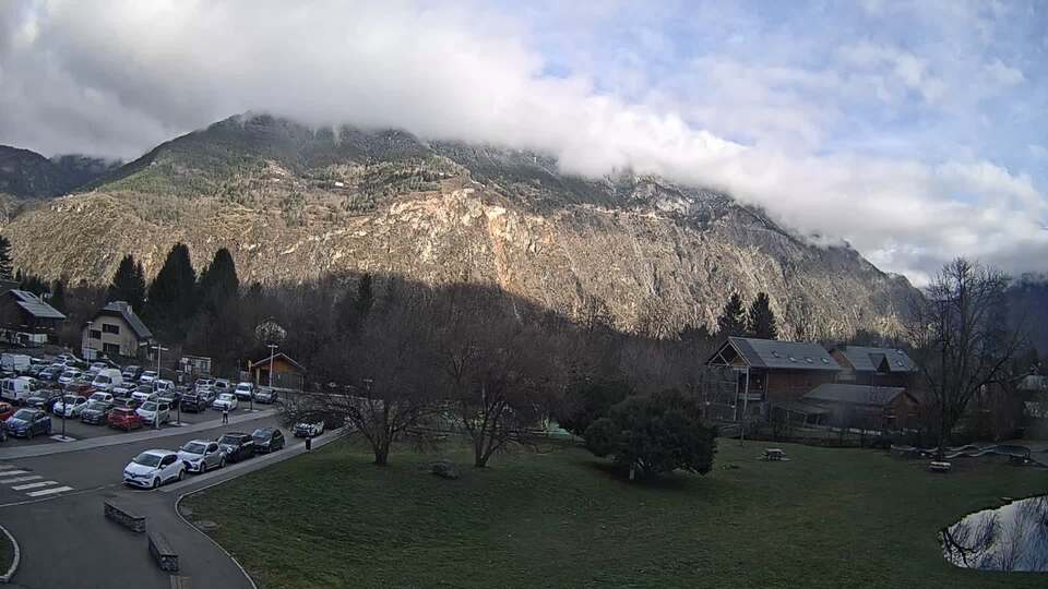 <h2>Webcam au niveau de la mairie du village du Bourg d'Oisans, aux pieds de l'Alpe d'Huez et aux portes du parc des Écrins</h2>