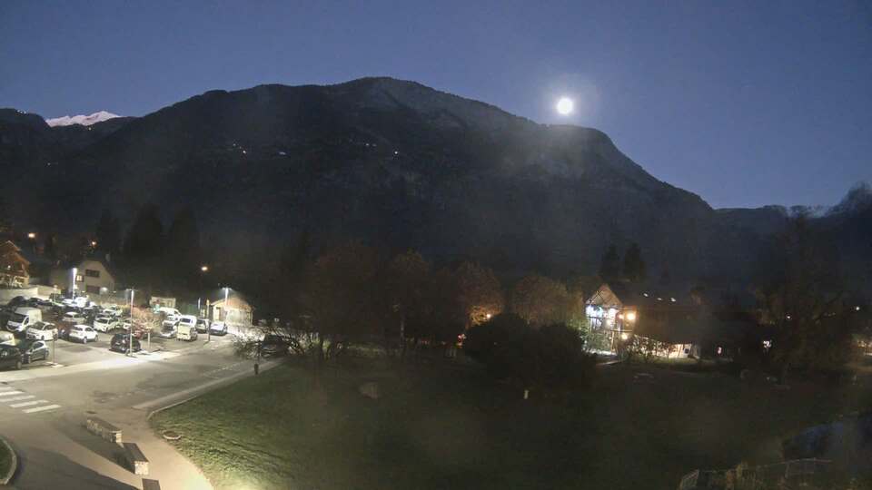 <h2>Webcam au niveau de la mairie du village du Bourg d'Oisans, aux pieds de l'Alpe d'Huez et aux portes du parc des Écrins</h2>