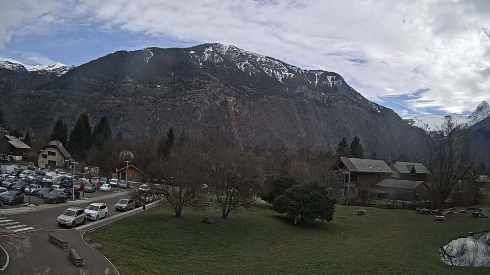 <h2>Webcam au niveau de la mairie du village du Bourg d'Oisans, aux pieds de l'Alpe d'Huez et aux portes du parc des Écrins</h2>