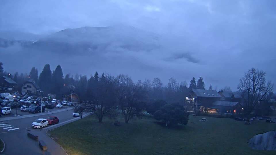 <h2>Webcam au niveau de la mairie du village du Bourg d'Oisans, aux pieds de l'Alpe d'Huez et aux portes du parc des Écrins</h2>