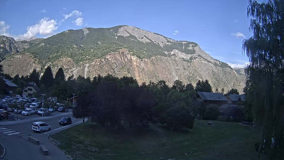 <h2>Webcam au niveau de la mairie du village du Bourg d'Oisans, aux pieds de l'Alpe d'Huez et aux portes du parc des Écrins</h2>
