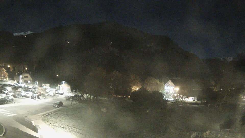 <h2>Webcam au niveau de la mairie du village du Bourg d'Oisans, aux pieds de l'Alpe d'Huez et aux portes du parc des Écrins</h2>