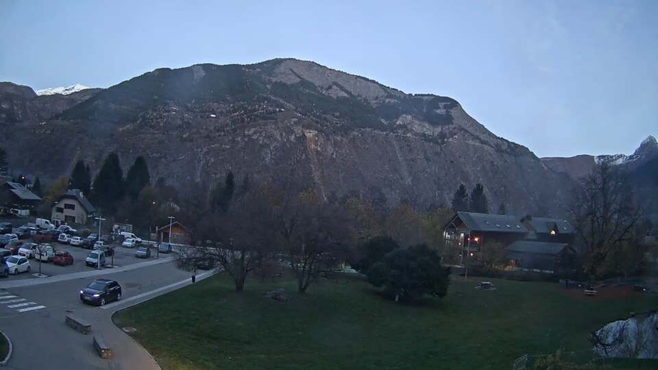 <h2>Webcam au niveau de la mairie du village du Bourg d'Oisans, aux pieds de l'Alpe d'Huez et aux portes du parc des Écrins</h2>