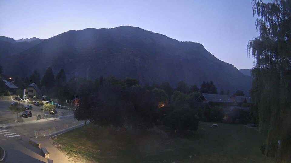 <h2>Webcam au niveau de la mairie du village du Bourg d'Oisans, aux pieds de l'Alpe d'Huez et aux portes du parc des Écrins</h2>