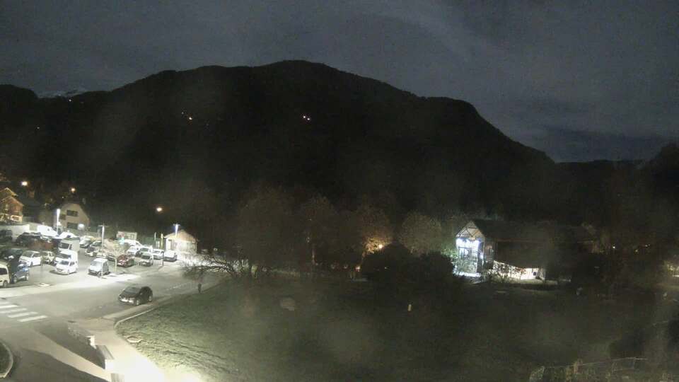 <h2>Webcam au niveau de la mairie du village du Bourg d'Oisans, aux pieds de l'Alpe d'Huez et aux portes du parc des Écrins</h2>