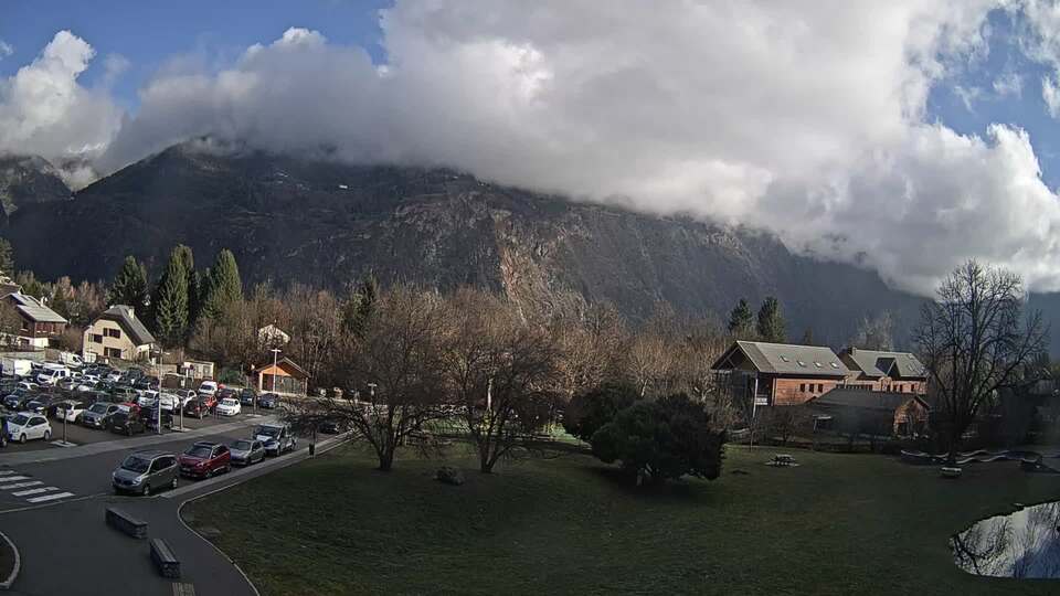 Webcam au niveau de la mairie du village du Bourg d'Oisans, aux pieds de l'Alpe d'Huez et aux portes du parc des Écrins