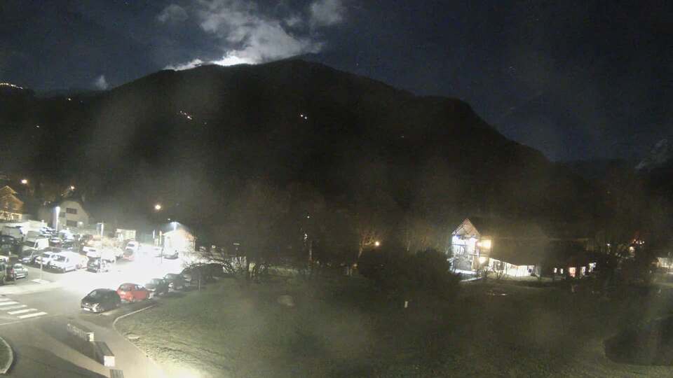 <h2>Webcam au niveau de la mairie du village du Bourg d'Oisans, aux pieds de l'Alpe d'Huez et aux portes du parc des Écrins</h2>