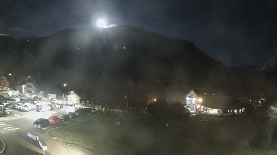 <h2>Webcam au niveau de la mairie du village du Bourg d'Oisans, aux pieds de l'Alpe d'Huez et aux portes du parc des Écrins</h2>