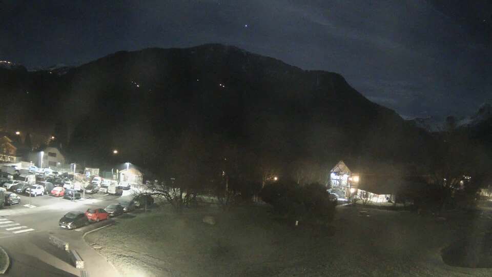 <h2>Webcam au niveau de la mairie du village du Bourg d'Oisans, aux pieds de l'Alpe d'Huez et aux portes du parc des Écrins</h2>