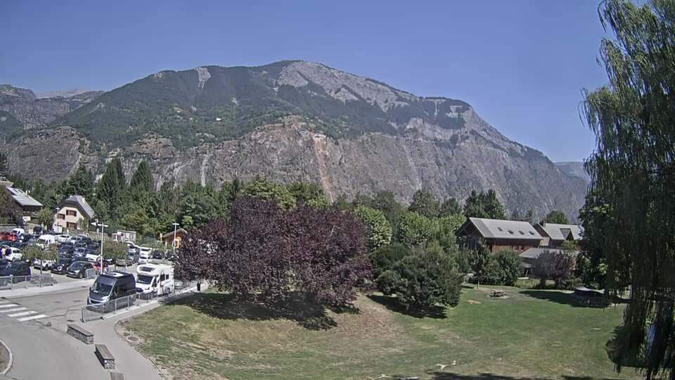 <h2>Webcam au niveau de la mairie du village du Bourg d'Oisans, aux pieds de l'Alpe d'Huez et aux portes du parc des Écrins</h2>