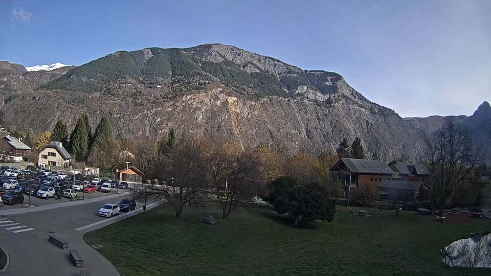 <h2>Webcam au niveau de la mairie du village du Bourg d'Oisans, aux pieds de l'Alpe d'Huez et aux portes du parc des Écrins</h2>