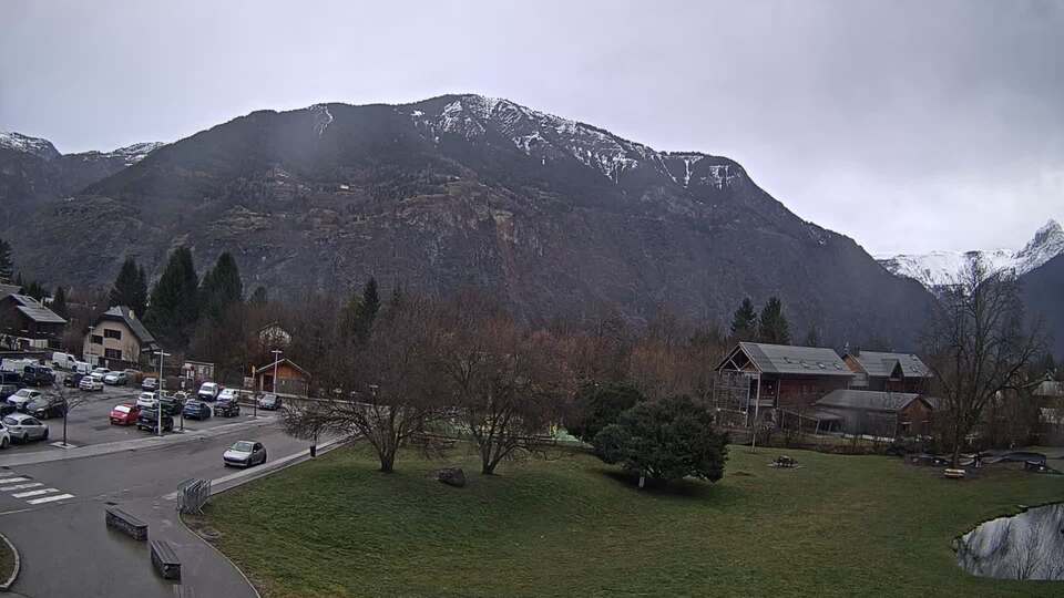 <h2>Webcam au niveau de la mairie du village du Bourg d'Oisans, aux pieds de l'Alpe d'Huez et aux portes du parc des Écrins</h2>